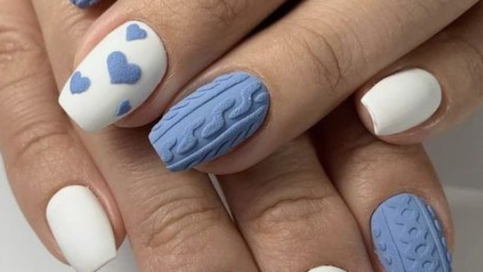 Ongles effet pull bleu