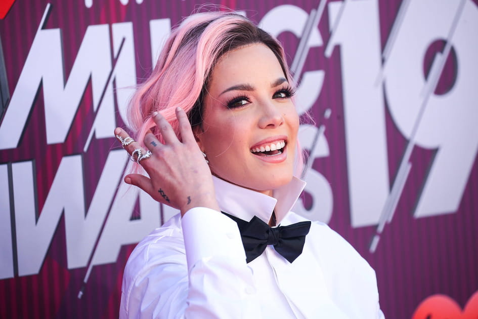 Le chignon rose de Halsey