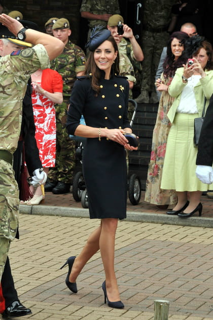 Kate Middleton en robe manteau crois&eacute; Alexander McQueen et chapeau assorti Rachel Trevor-Morgan