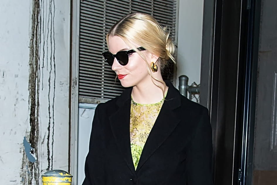 Le chignon bas &eacute;l&eacute;gant d'Anya Taylor-Joy