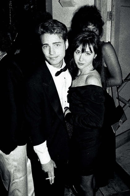 Shannen Doherty en robe noire à encolure Bardot