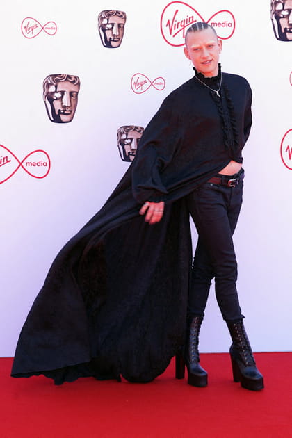 Olly Alexander dans un top noir ultra long