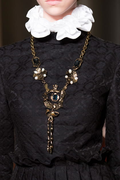 Les colliers gothiques du d&eacute;fil&eacute; Valentino