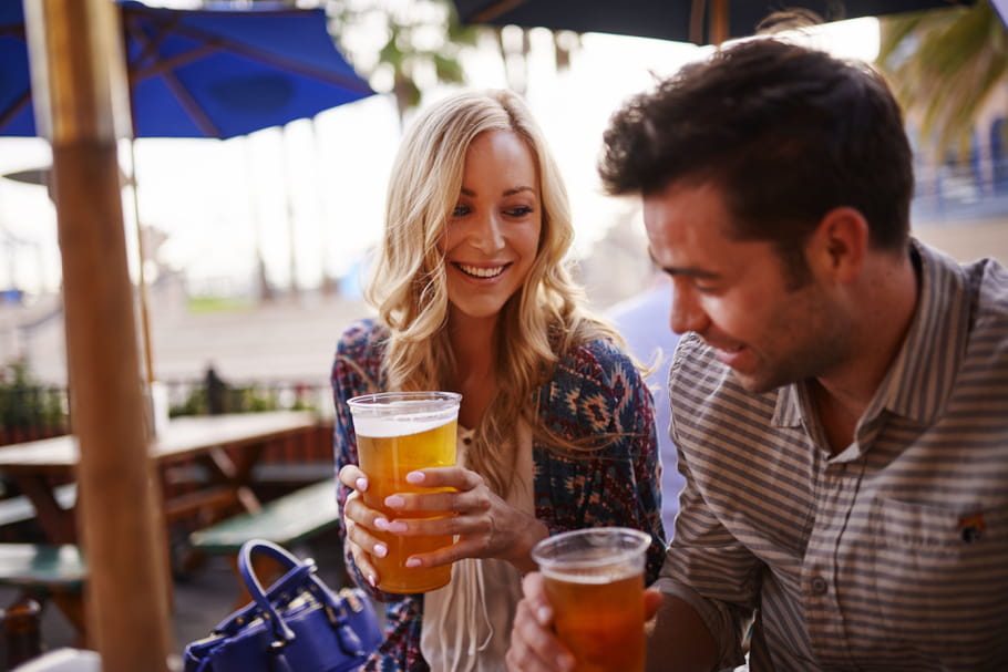 Les femmes boivent désormais autant d'alcool que les hommes