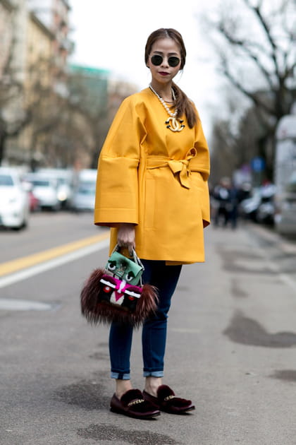 Street style &agrave; Milan : le manteau-kimono jaune