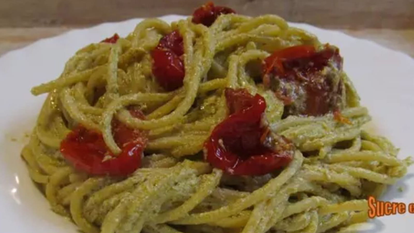 Spaghetti au pesto, à la ricotta et aux tomates cerises