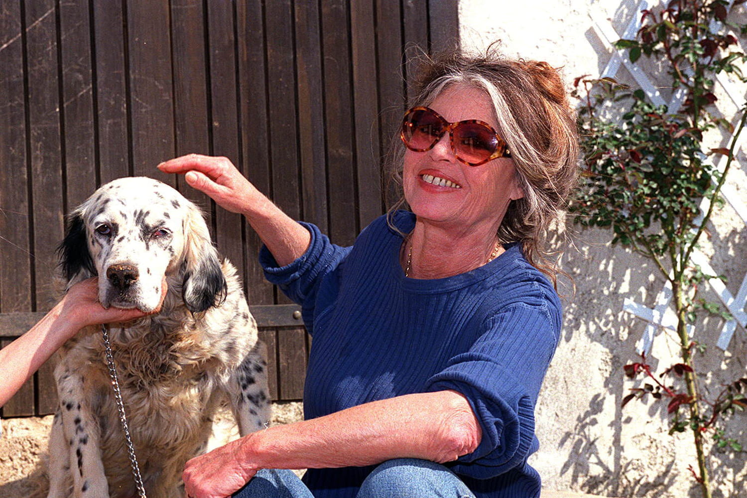What does daily life look like in Saint-Tropez? Her life as a “farmer” in “great silence”