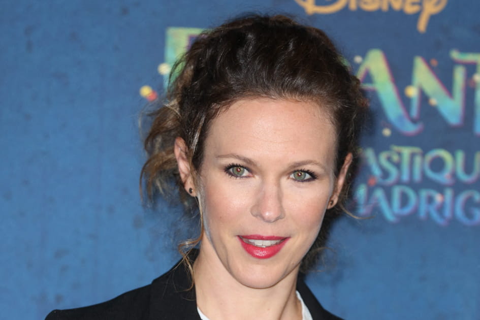 Lorie, coquette avec ses l&egrave;vres glossy