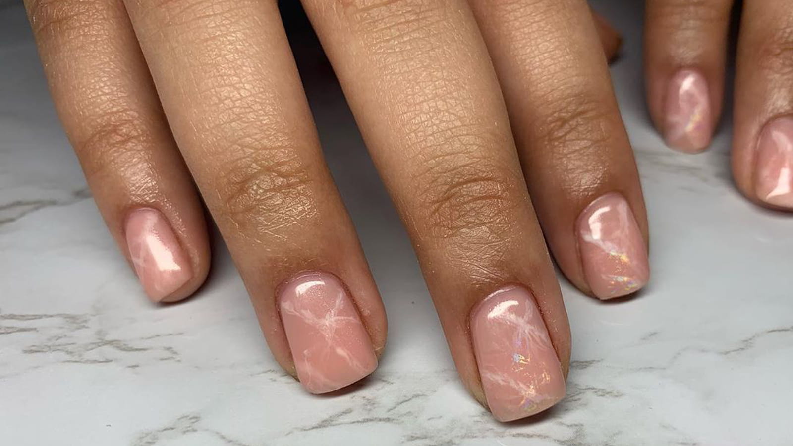 Une manucure rose effet marbre