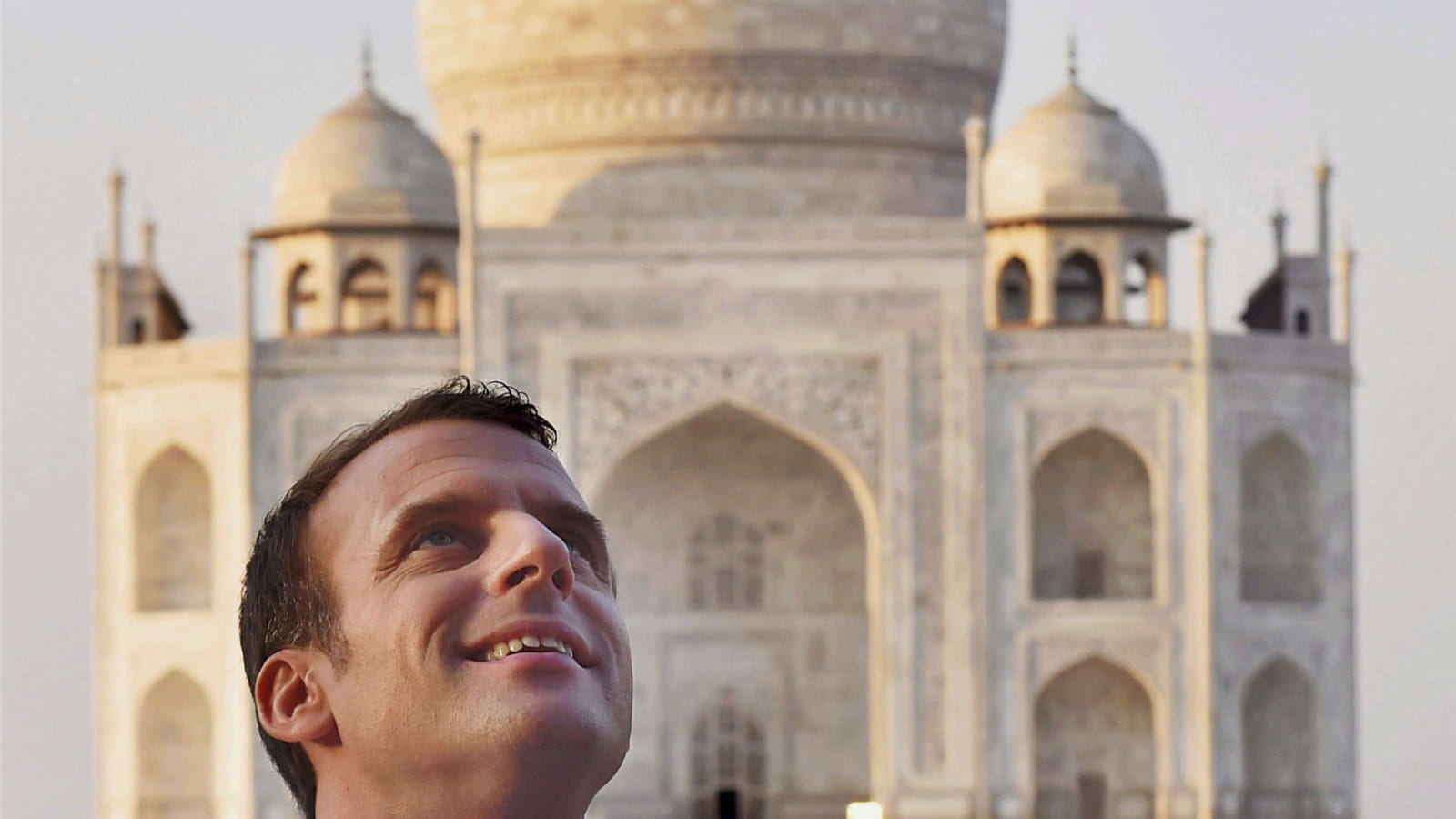 Emmanuel Macron admire le Taj Mahal