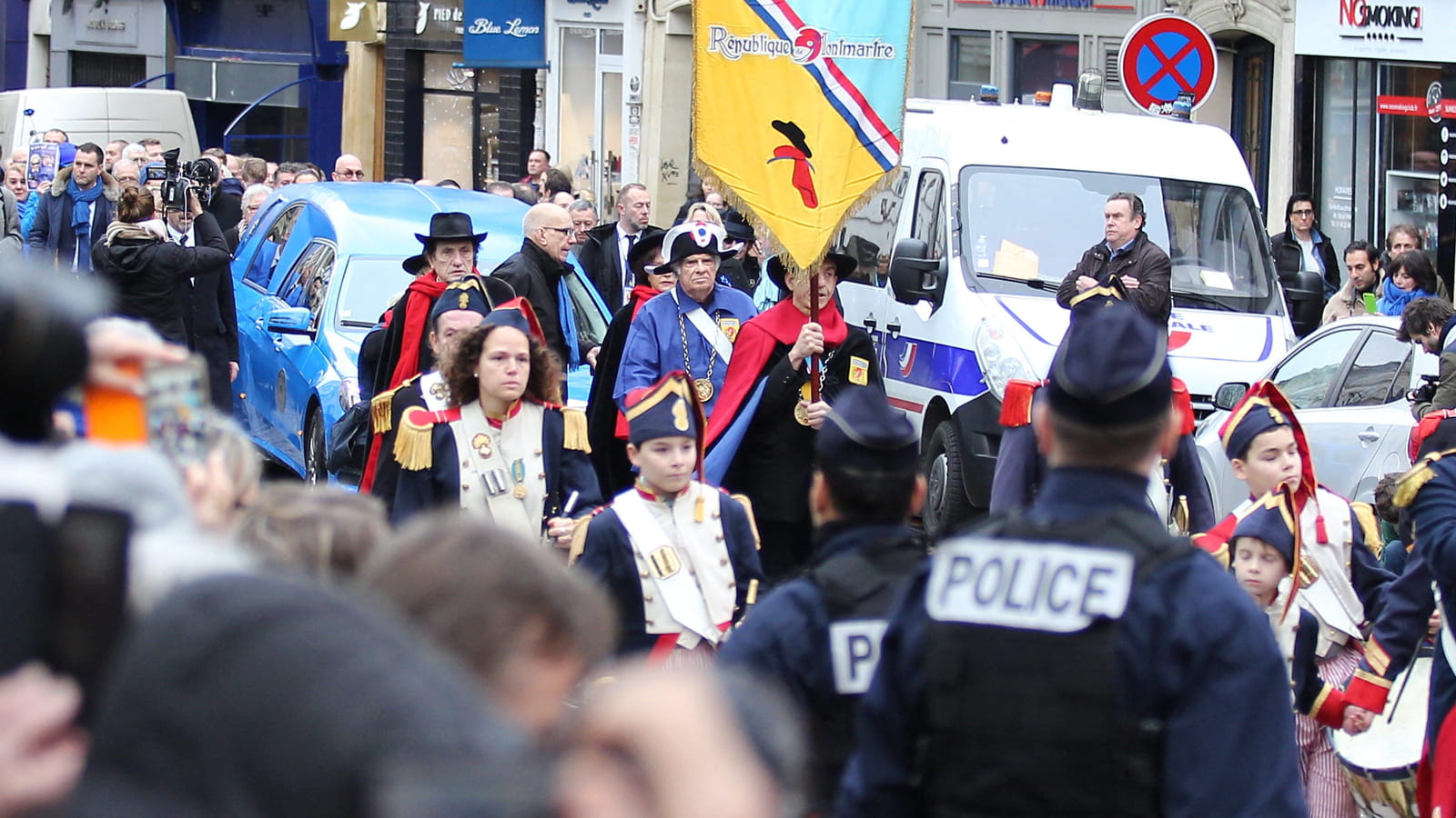 Le cortège accompagnant le cercueil de Michou