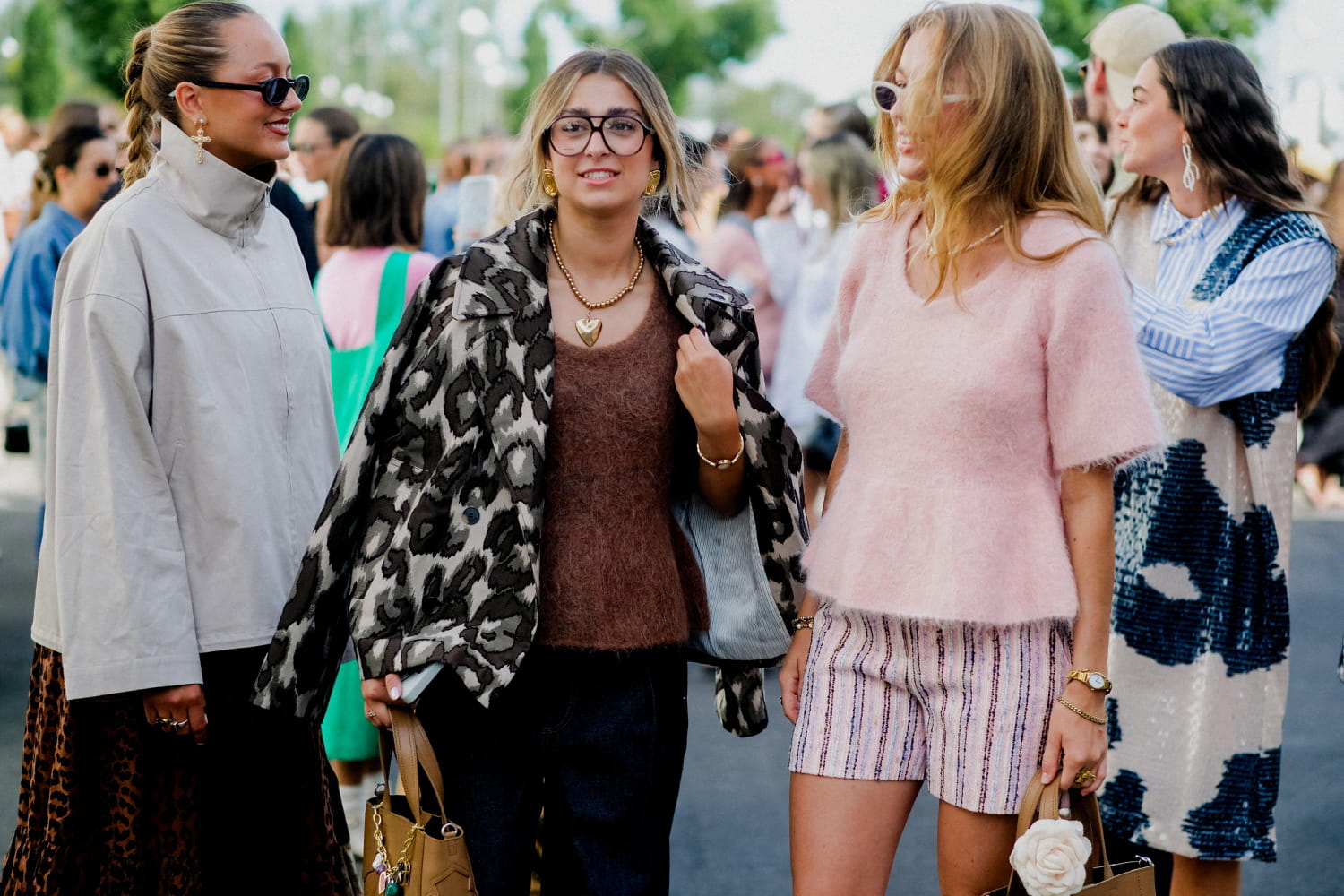 Out of nowhere, this kitsch garment is already essential in stars