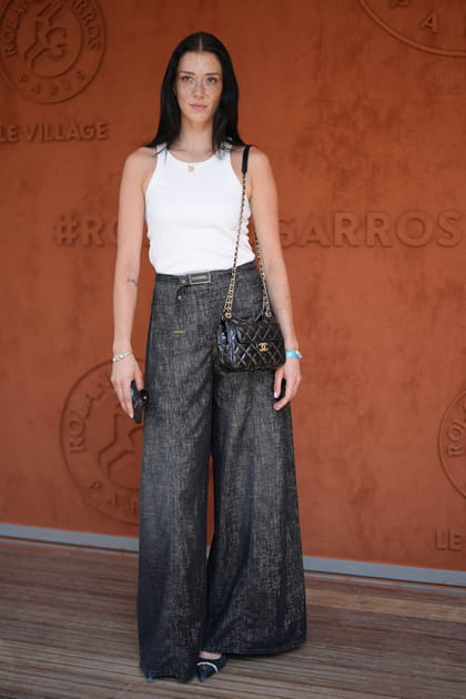 Maeva Giani en d&eacute;bardeur blanc et pantalon de costume ample