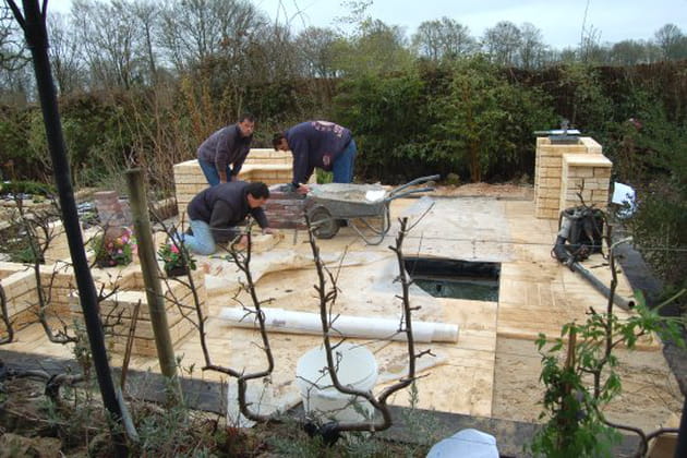Dernière étape : le montage de la table basse et des tabourets