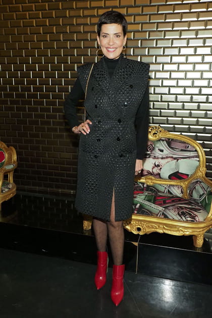 Cristina Cordula en trench sans manches et bottines rouges