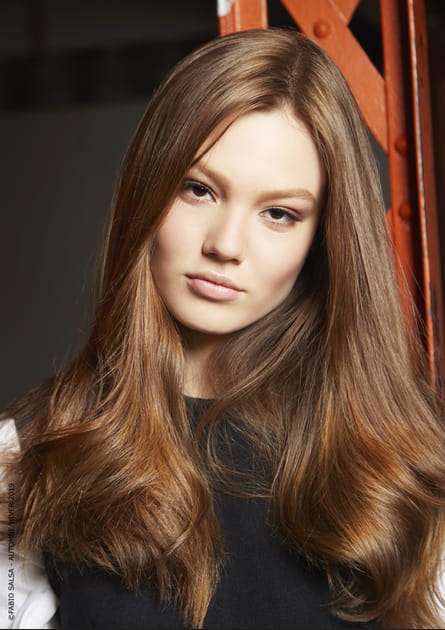 Les cheveux longs avec un brushing souple