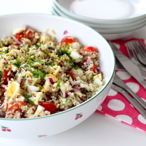 salade végétarienne de riz, quinoa, feta et avocat prête en 45 minutes