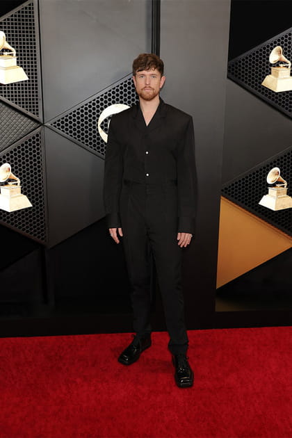 James Blake en costume noir Prada