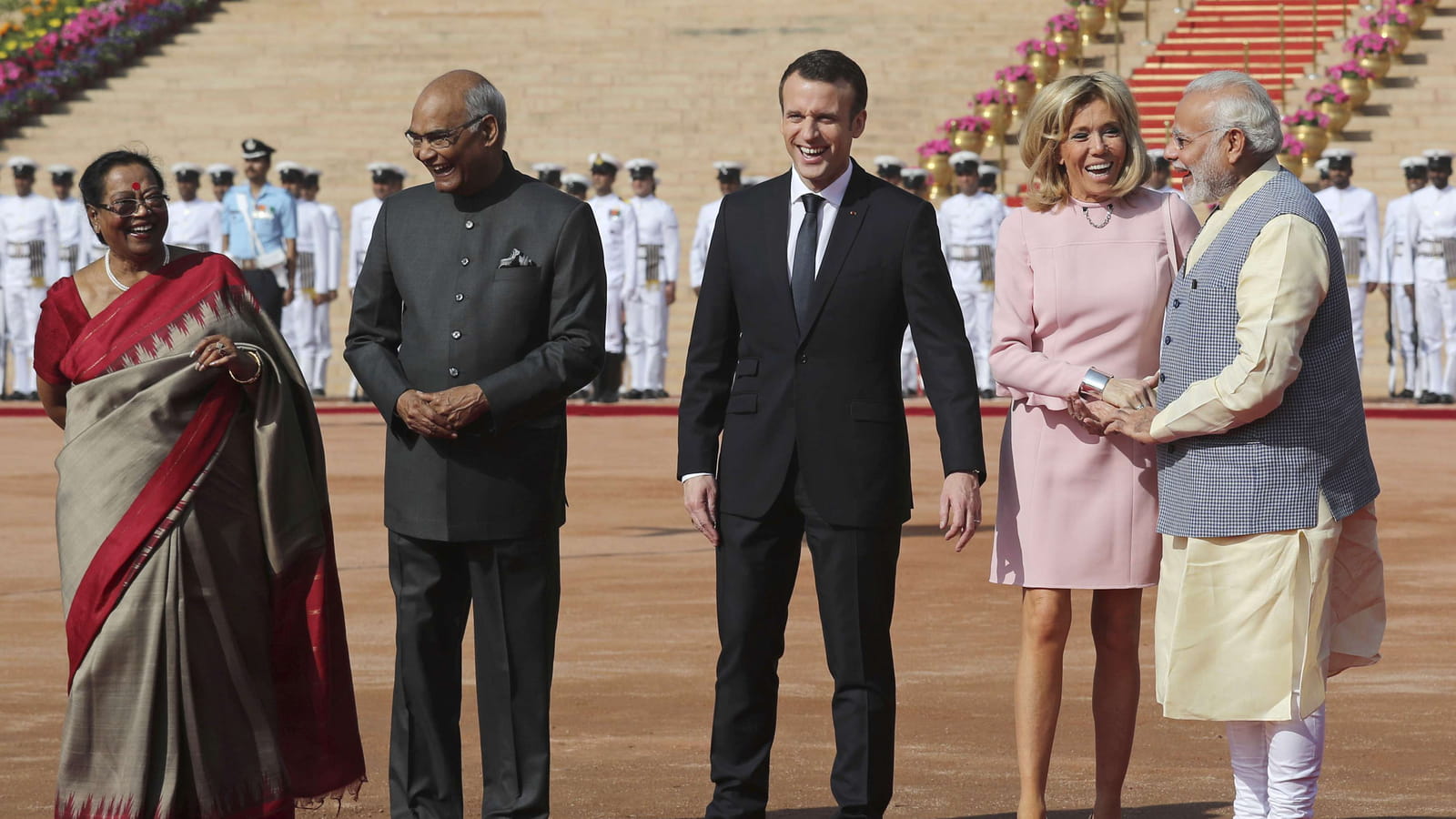 Emmanuel et Brigitte Macron, au côté du président et du Premier ministre indiens