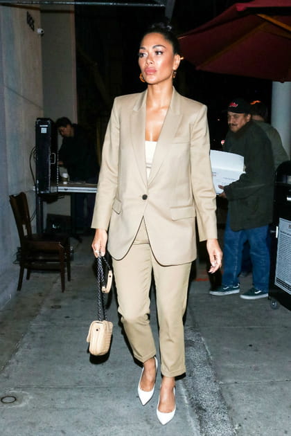 Nicole Scherzinger en costume beige