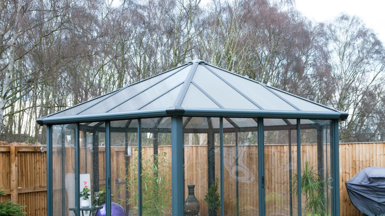 Tonnelle de jardin fermée 