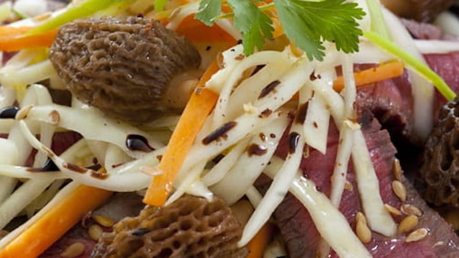 Tataki de bœuf, légumes croquants et morilles