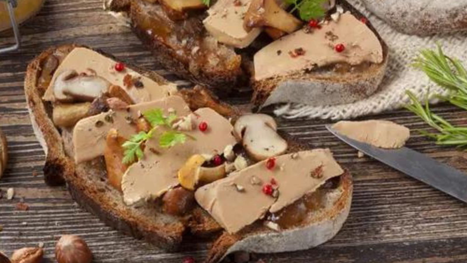 Tartine de campagne au foie gras, champignons des bois et confit d'échalotes