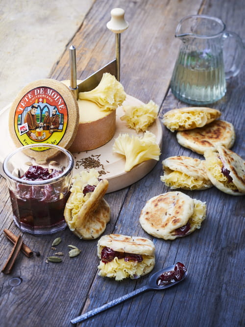 Naan aux graines de cavi, chutney de cerise et Tête de moine AOP