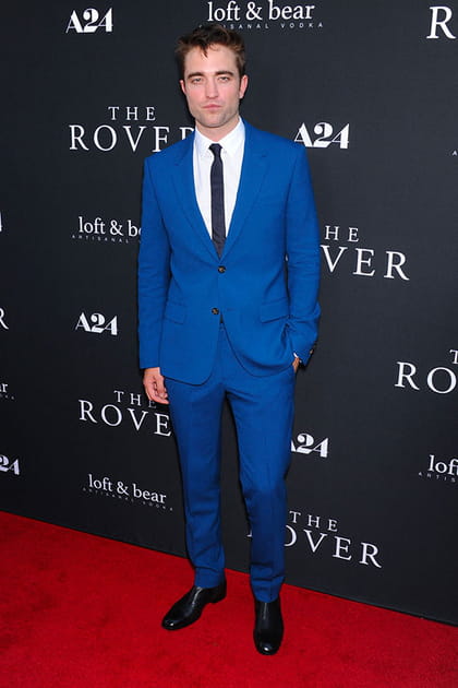Robert Pattinson en costume bleu