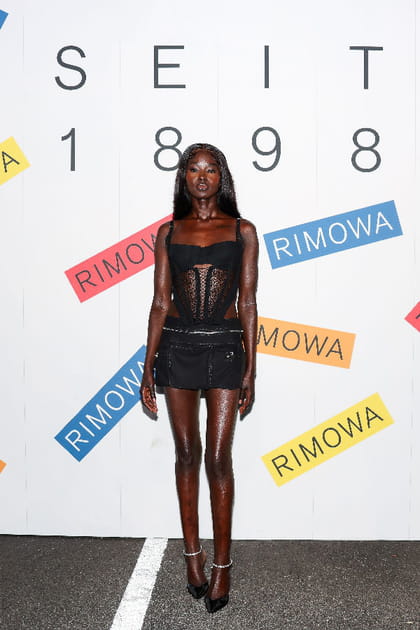 Adut Akech en ensemble minijupe et haut transparent noirs &agrave; la soir&eacute;e Rimowa printemps ete 2024&nbsp;le 0709