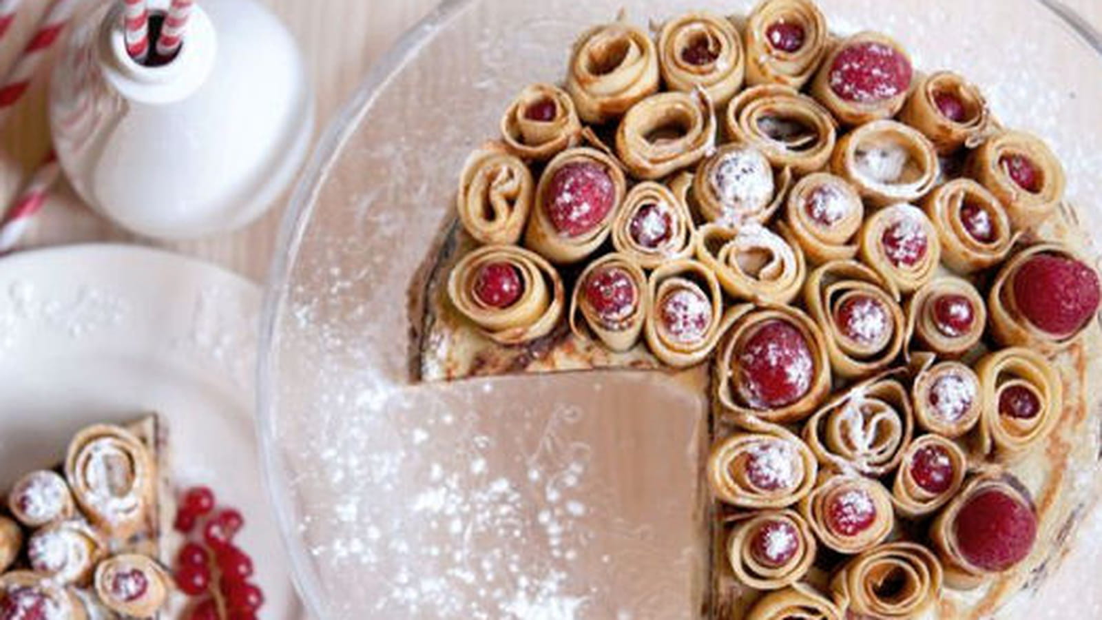 Gâteau de crêpes façon bouquet de roses