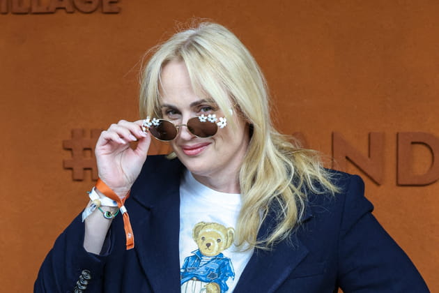 Rebel Wilson s'amuse avec les photographes &agrave; Roland-Garros