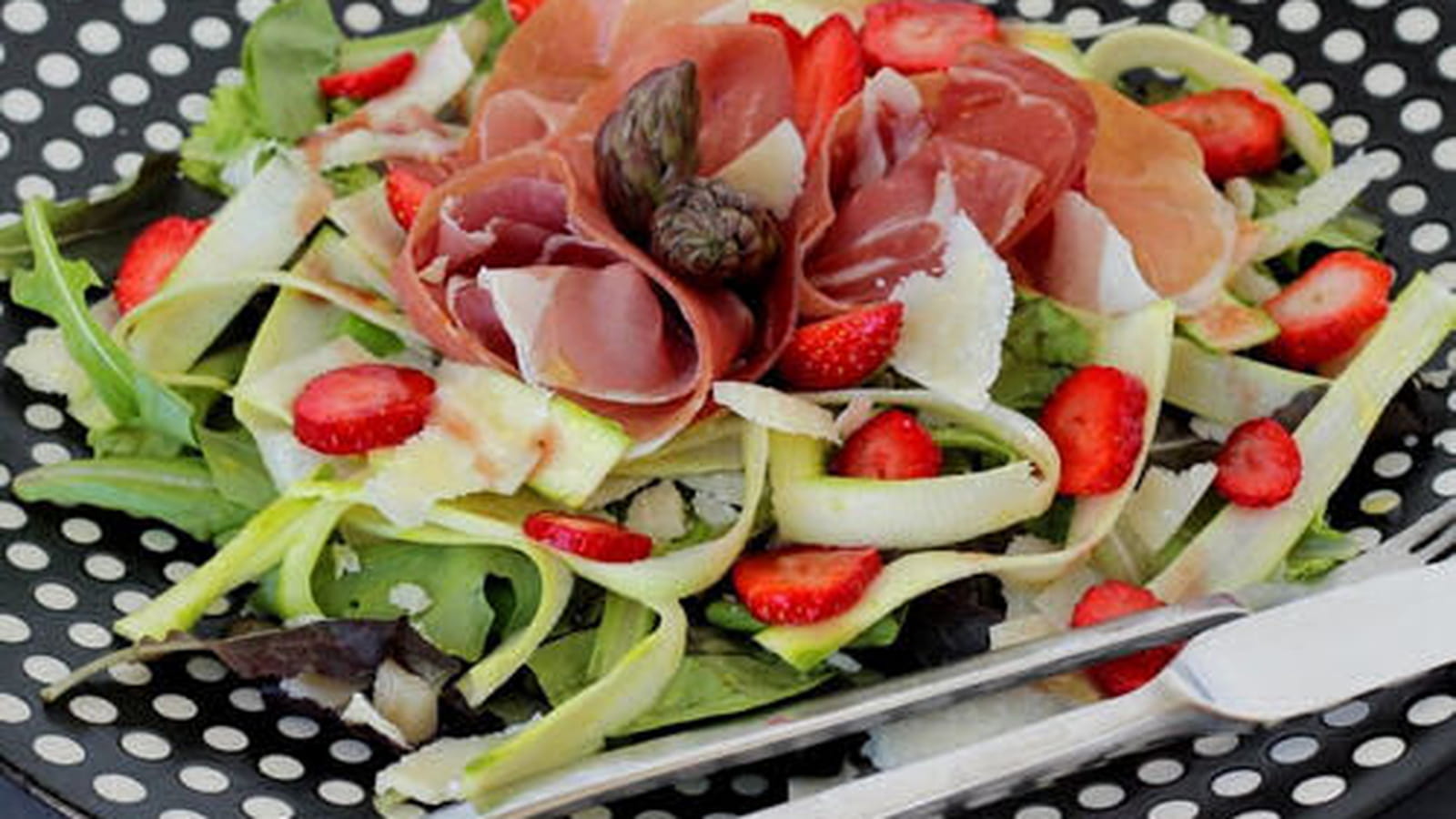 Salade de fraises et d'asperges crues