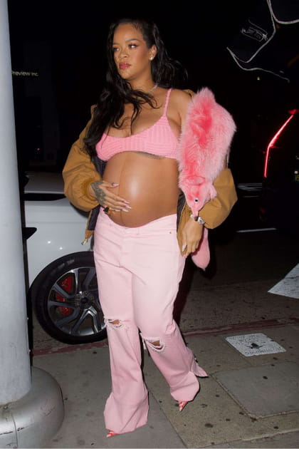 Rihanna en pantalon rose et brassière