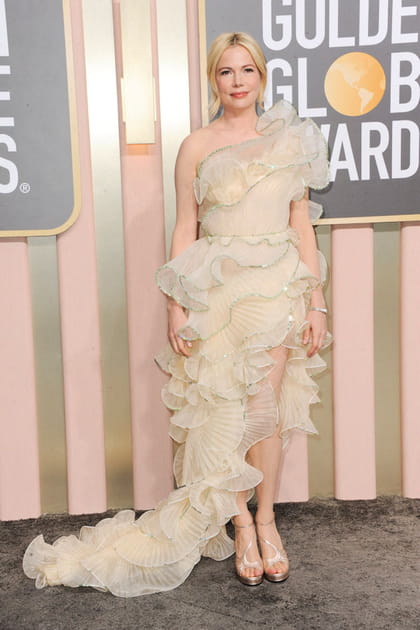 Michelle Williams en robe blanc à volants Gucci