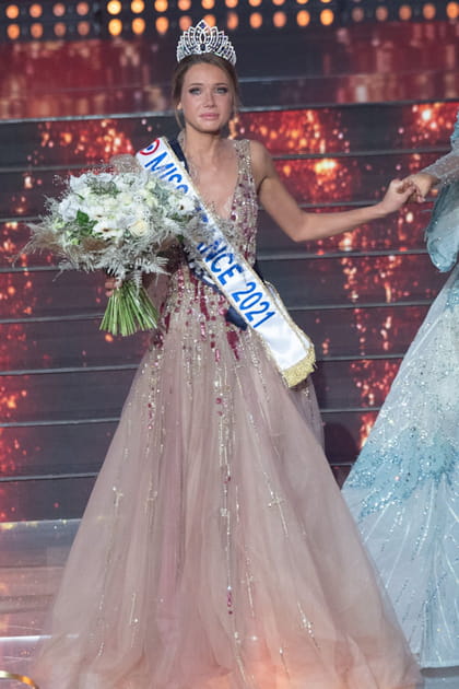 Amandine Petit en robe &agrave; paillettes et mousseline