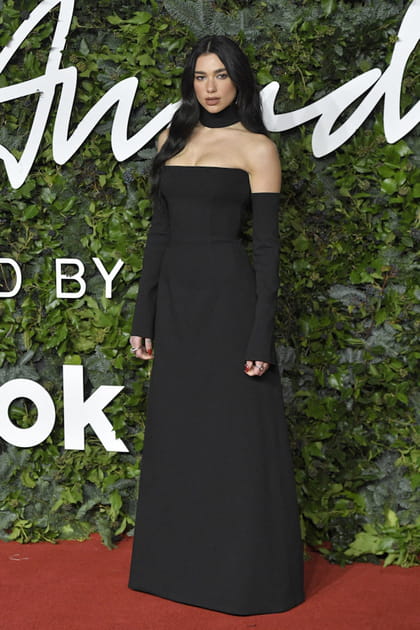 Dua Lipa en robe noire