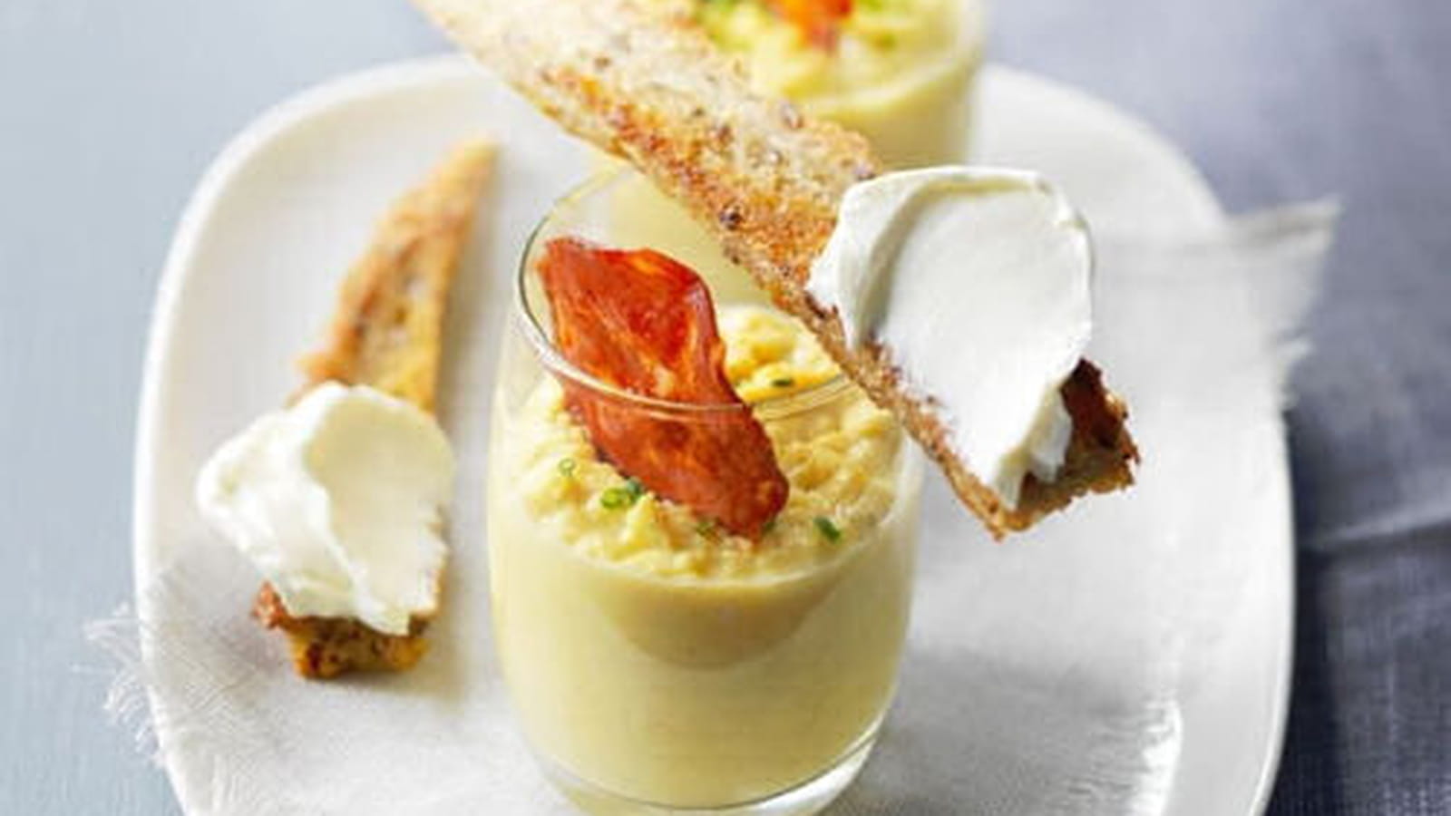 Œufs brouillés au St Môret® et chorizo, toasts frottés à l’ail