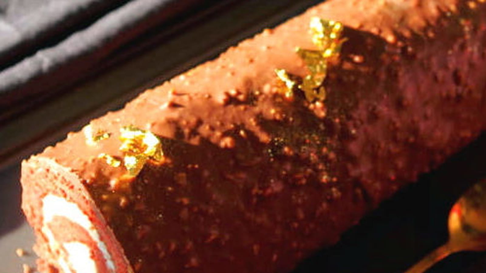 Bûche de Noël à la vanille,fève tonka et glaçage rocher
