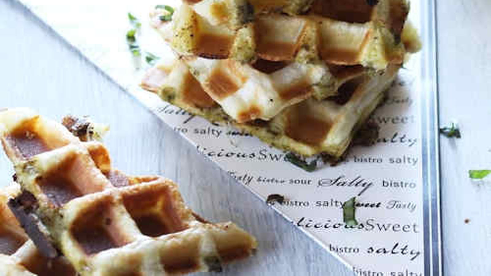 Gaufres express de pâte feuilletée au pesto et mozzarella
