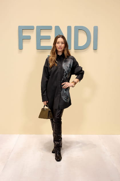 Jessica Biel en longue chemise imprim&eacute;e et pantalon noir