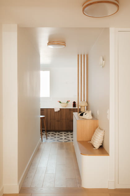 Apr&egrave;s&nbsp;: un espace ouvert sur l'entr&eacute;e avec une petite banquette