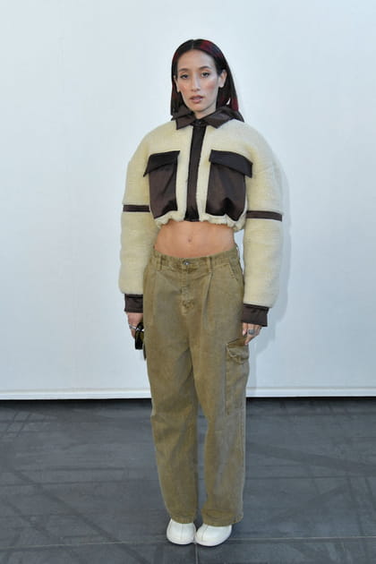 Alexandra Guerain en mini veste bi-mati&egrave;re et jean droit kaki &agrave; poche&nbsp;au d&eacute;fil&eacute; Maitrepierre
