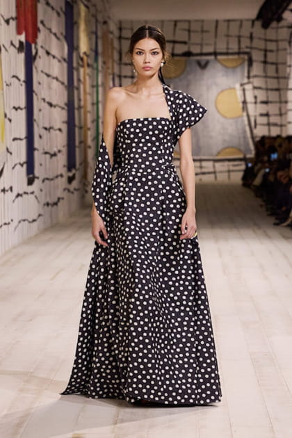 Robe bustier &agrave; pois blancs aper&ccedil;ue sur le d&eacute;fil&eacute; Dior