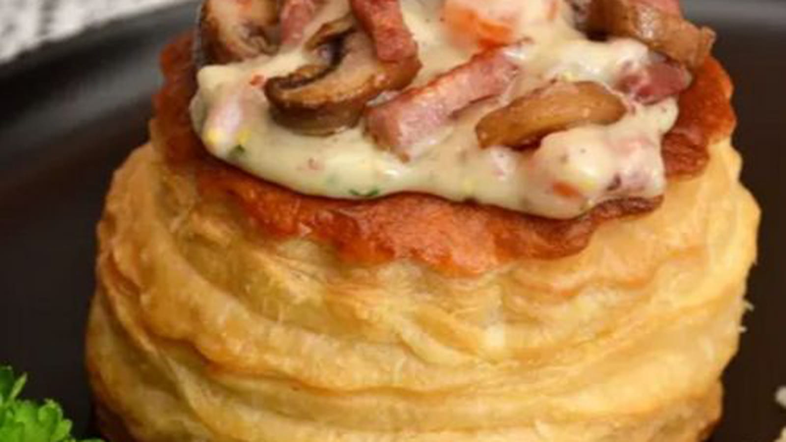 Vol-au-vent aux champignons, carottes et lardons, béchamel persillée à la moutarde à l'ancienne