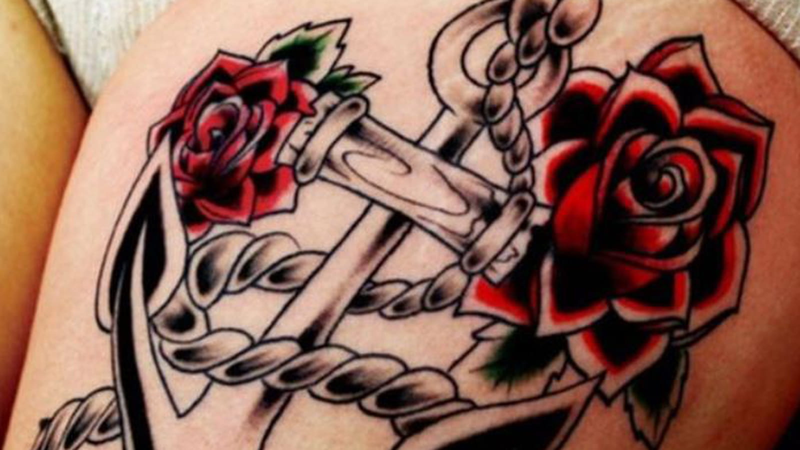 Ancre et roses sur la cuisse