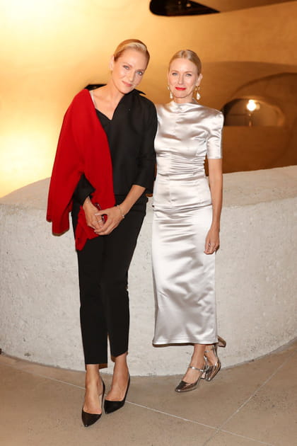 Uma Thurman en pantalon noir et Naomi Watts en robe en satin ivoire au défilé Tory Burch printemps-été 2024