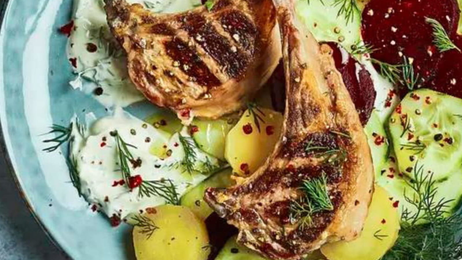 Salade de pommes de terre et côtelettes d’agneau grillées
