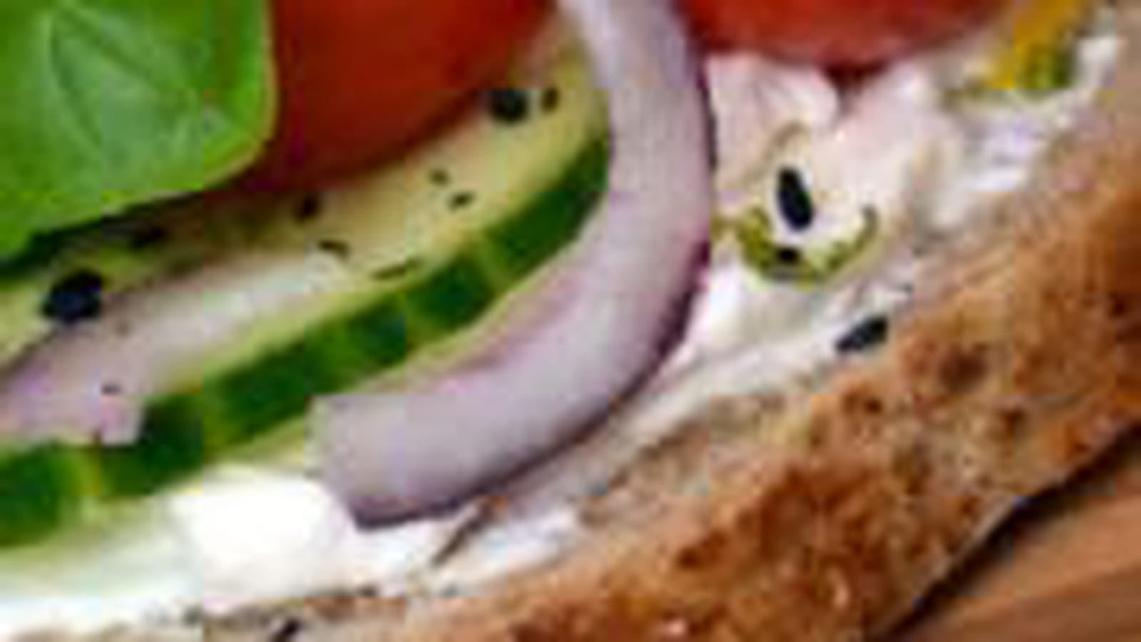 Bruschettas à la ricotta, concombre, tomate et oignon rouge