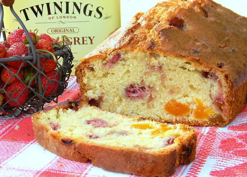 Cake aux fraises des bois, abricots à l'earl grey et baies roses